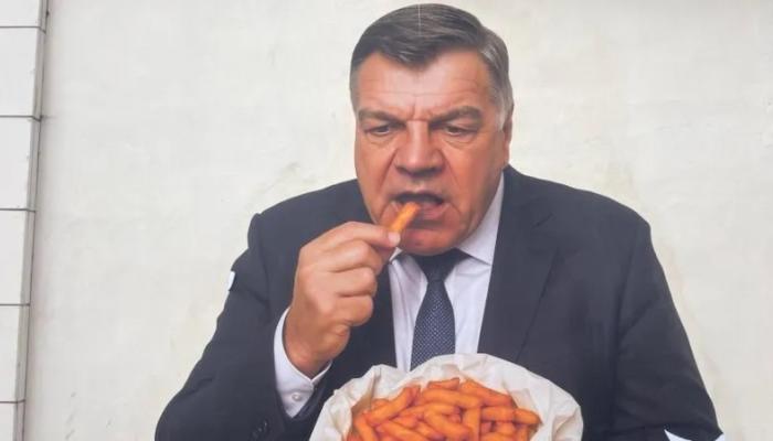 جدارية سام ألاردايس مدرب منتخب إنجلترا الأسبق