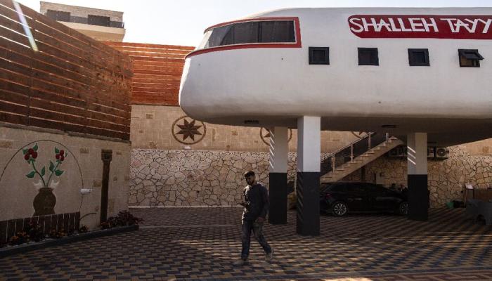 بيت ضيافة على هيئة طائرة في فلسطين