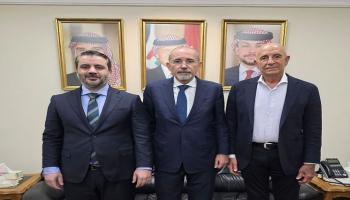 وزير الخارجية الأردني يتوسط نظيره السوري (يسار) والمبعوث الأمريكي (يمين)