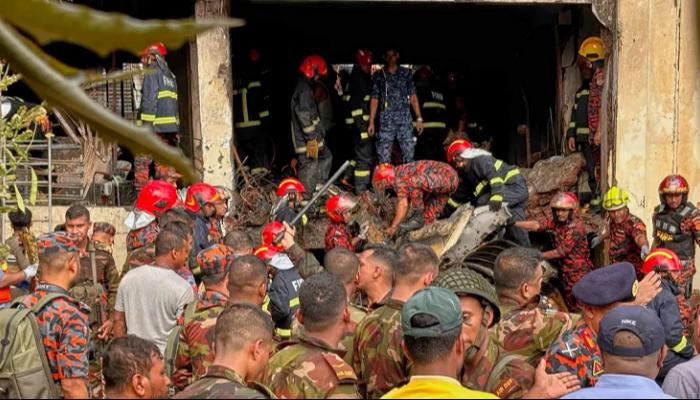 رجال الإنقاذ في موقع الحادث