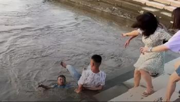 شجاعة رجل تنقذ طفلا من الغرق