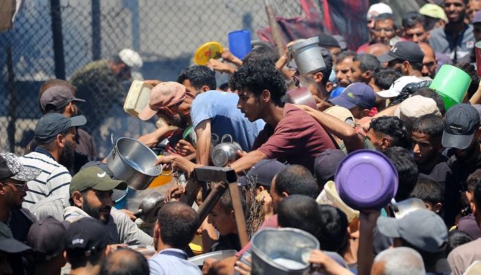 فلسطينيون ينتظرون الحصول على طعام في غزة - أ.ف.ب