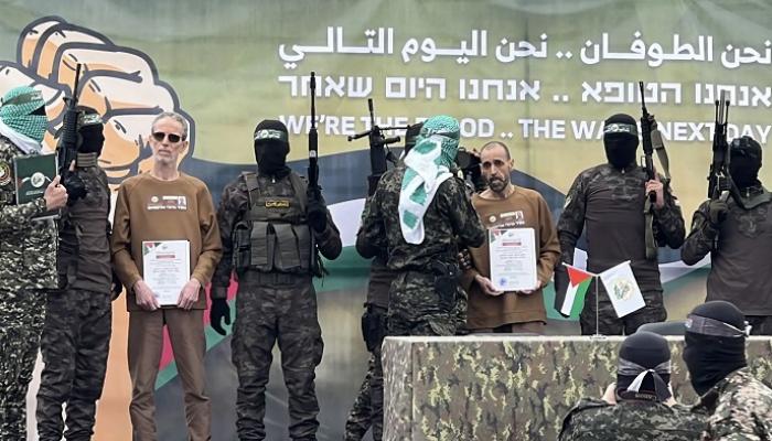 عناصر من حماس خلال عملية تسليم الرهائن