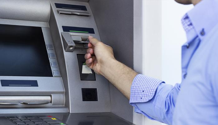 استيلاء على أموال أثناء تغذية ماكينة صراف آلي بمصر