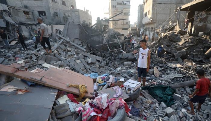 فلسطينيون فوق الأنقاض في غزة