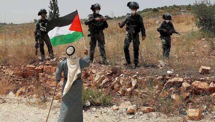 فلسطيني في مواجهة جنود إسرائيليين
