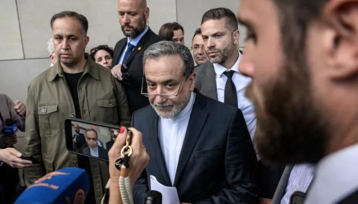 عباس عراقجي يغادر اجتماعا سابقا مع الأوروبيين