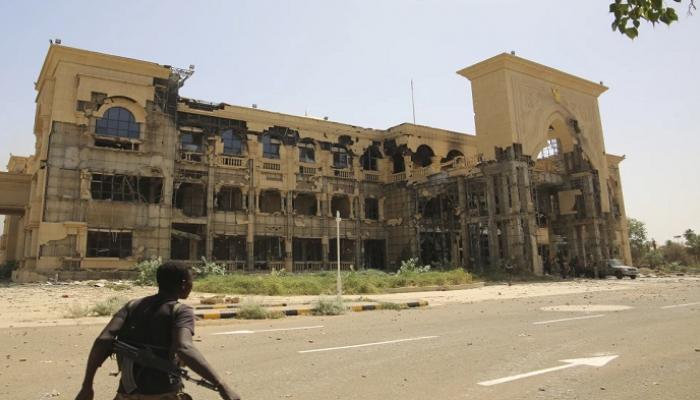جندي سوداني يمشي أمام القصر الجمهوري في الخرطوم