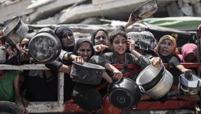 قلسطينيون ينتظرون توزيع الوجبات في غزة - أرشيفية