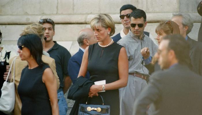 فستان ديانا في جنازة فيرساتشي