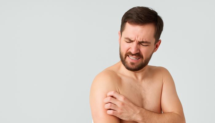رجل يشعر بالحكة في ذراعه بعد الاستحمام