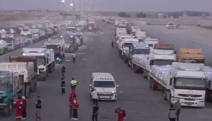 شاحنات المساعدات أمام معبر رفح في مصر
