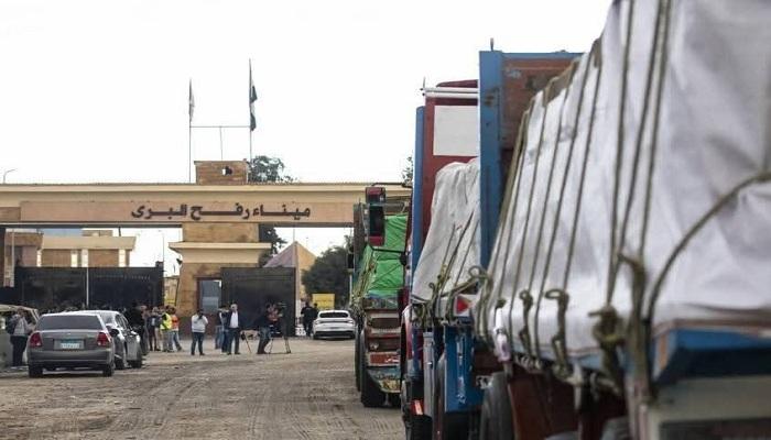 شاحنات المساعدات أمام معبر رفح في مصر