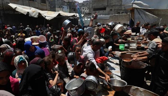 فلسطينيون يتزاحمون للحصول على مساعدات غذائية في غزة