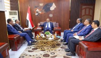 رئيس الوزراء اليمني خلال اجتماعه بوزير الصناعة والتجارة