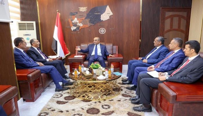 رئيس الوزراء اليمني خلال اجتماعه بوزير الصناعة والتجارة