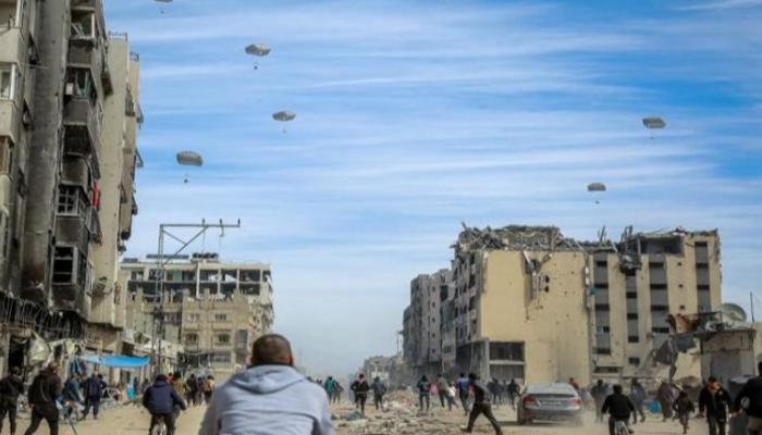 إسقاط المساعدات فوق غزة
