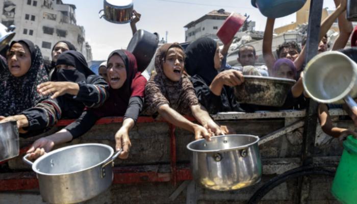 فلسطينيون يحاولون الحصول على طعام