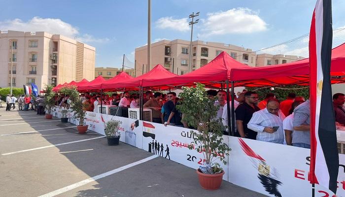 ناخبون يصطفون أمام إحدى لجان الاقتراع