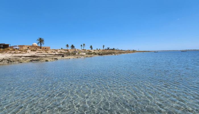 شاطئ من شواطئ جزيرة قرقنة