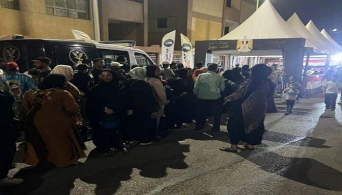 ناخبون أمام إحدى لجان الاقتراع