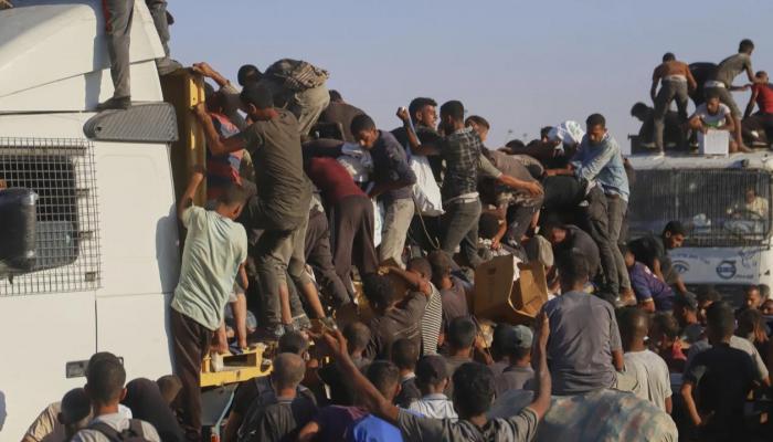حشود فوق شاحنة مساعدات بغزة-أسوشيتد برس