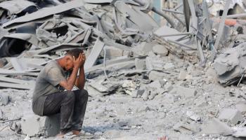 فلسطيني يجلس على ركام منزله في غزة