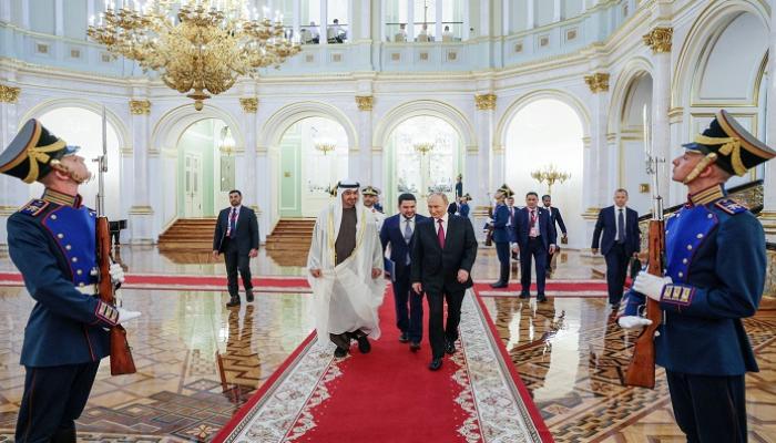 جانب من لقاء محمد بن زايد آل نهيان وبوتين