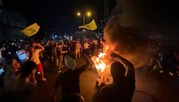 أنصار حزب الله يقطعون طريقا احتجاجا على قرار حكومي بسحب سلاح الحزب