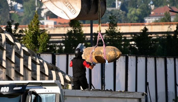 لحظة انتشال القنبلة البريطانية من منطقة بوسط بلغراد