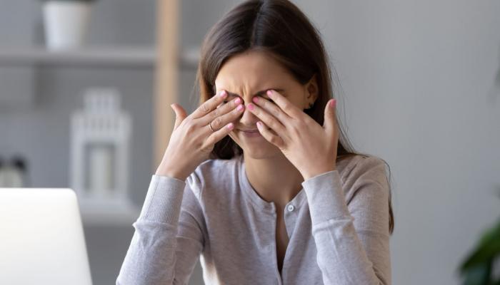 عادة فرك العين قد تعرض البصر لخطر كبير