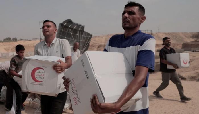 فلسطينيون يحصلون على مساعدات الإنزال الجوي الإماراتي الـ69