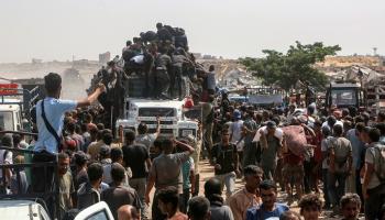 فلسطينون في غزة يتجمعون للحصول على مساعدات - أ.ف.ب