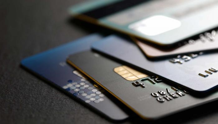 مجموعة من البطاقات البنكية