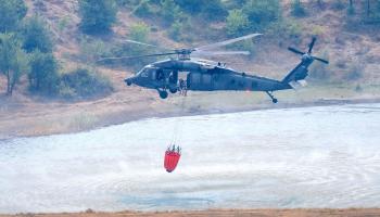 مروحية إماراتية تساعد في إطفاء الحرائق في ألبانيا