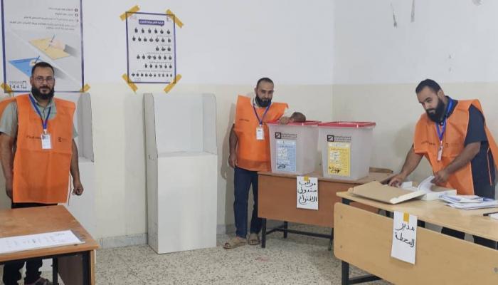 لجنة انتخابية في اقتراع البلديات الليبية بمرحلتها الثانية