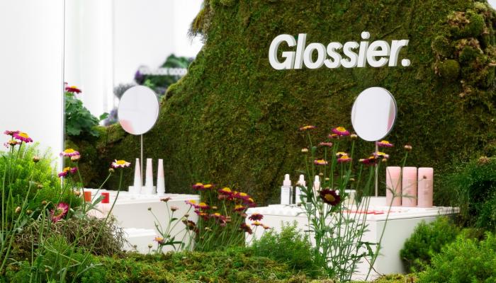 علامة Glossier 