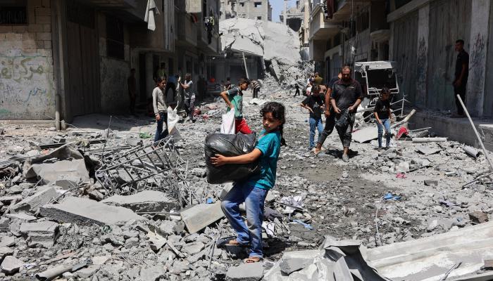 فتاة فلسطينية وسط الأنقاض في غزة