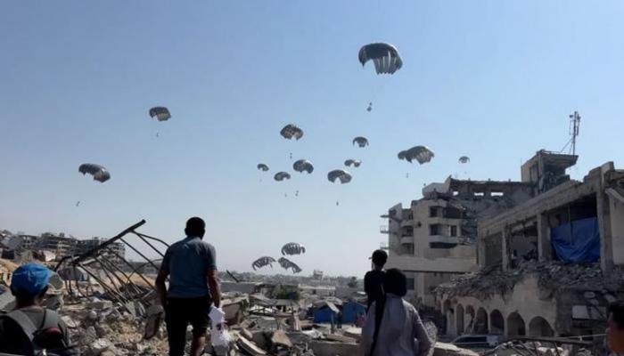 إسقاط المساعدات فوق غزة