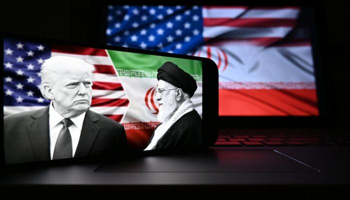 ترامب وفي الخلفية خامنئي