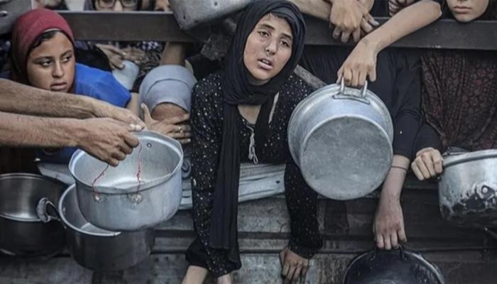 فلسطينيات تبدو عليهن ملامح الإعياء خلال تزاحمهن على مركز لتوزيع المساعدات