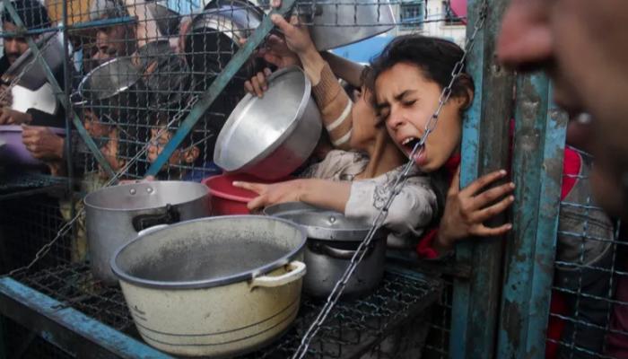 تزاحم في غزة للحصول على الغذاء - أرشيفية