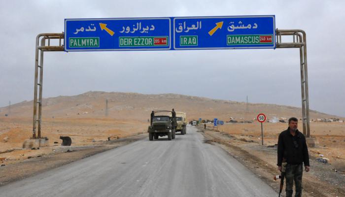 عناصر مسلحة على الطريق إلى دير الزور - أرشيفية