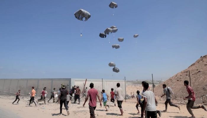 إنزال مساعدات فوق غزة