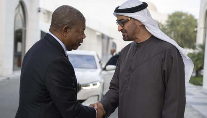 الشيخ محمد بن زايد آل نهيان ورئيس أنغولا في لقاء سابق بأبوظبي
