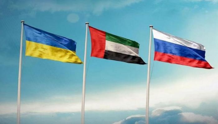 علم دولة الإمارات يتوسط علمي روسيا وأوكرانيا