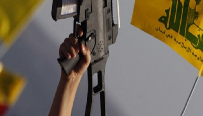 بندقية بجوار شعار حزب الله