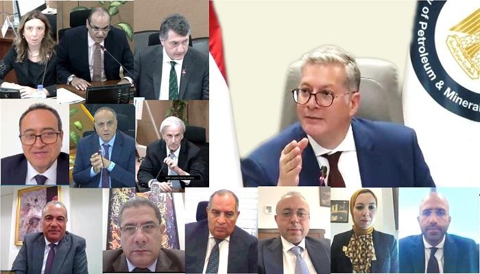 وزير البترول المصري مع مسؤولي الشركات خلال الإعلان عن الكشف الجديد