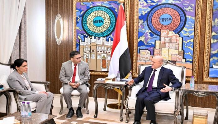 العليمي يستقبل السفيرة البريطانية لدى اليمن