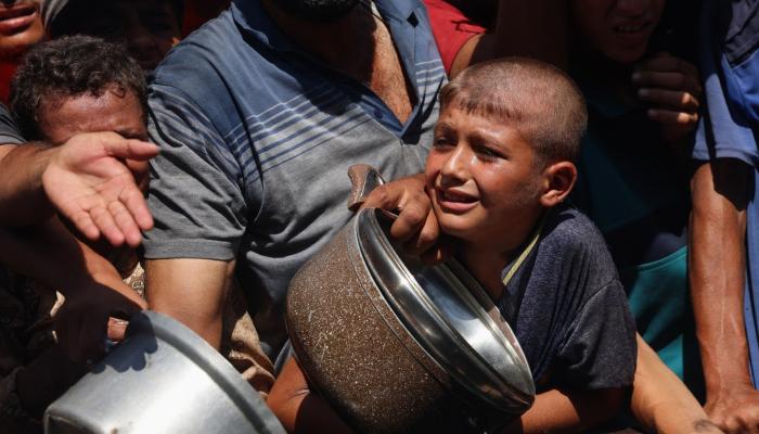 فلسطينيون يتدافعون للحصول على الطعام في خان يونس